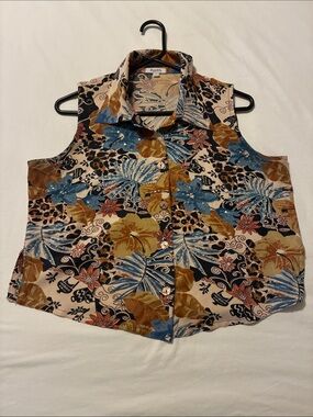 Faith Sleeveless Button-Down Floral Print Top in Blue and Tan